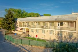 Дом за стари хора Резиденция дядо Ради в град Хисаря: Външен изглед -1. Дом за стари хора Резиденция дядо Ради: Уютно и безопасно място за грижа и обич към възрастните хора, 0877733307, ул. Илин Паунов №7, Хисаря, обл. Пловдив, п.к. 4180.