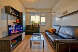 Дом за стари хора Резиденция дядо Ради в град Хисаря: Хол. Дом за стари хора Резиденция дядо Ради: Уютно и безопасно място за грижа и обич към възрастните хора, 0877733307, ул. Илин Паунов №7, Хисаря, обл. Пловдив, п.к. 4180.