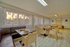 Дом за стари хора Резиденция дядо Ради в град Хисаря: Дневна стая в 2 снимки - 1 снимка. Дом за стари хора Резиденция дядо Ради: Уютно и безопасно място за грижа и обич към възрастните хора, 0877733307, ул. Илин Паунов №7, Хисаря, обл. Пловдив, п.к. 4180.