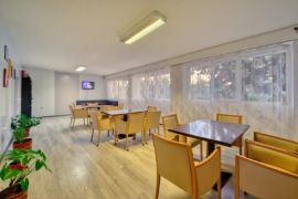 Дом за стари хора Резиденция дядо Ради в град Хисаря: Дневна стая в 2 снимки - 2 снимка. Дом за стари хора Резиденция дядо Ради: Уютно и безопасно място за грижа и обич към възрастните хора, 0877733307, ул. Илин Паунов №7, Хисаря, обл. Пловдив, п.к. 4180.